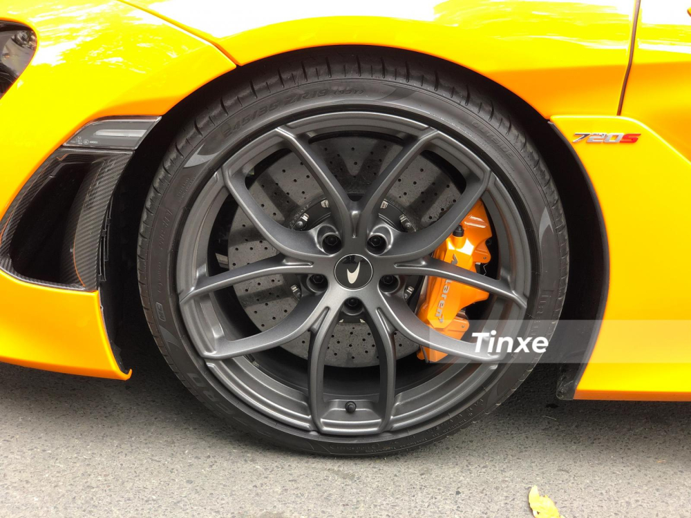 Hiện chưa r&otilde; so&aacute;i ca S&agrave;i th&agrave;nh đ&atilde; bỏ ra bao nhi&ecirc;u tiền để mua si&ecirc;u xe mui trần McLaren 720S Spider m&agrave;u cam để tặng cho vợ. Chỉ biết rằng, gi&aacute; xe McLaren 720S Spider tại Việt Nam ước t&iacute;nh kh&ocirc;ng dưới 23 tỷ đồng cho bản ti&ecirc;u chuẩn ra biển trắng v&agrave; nếu mang biển NG sẽ c&oacute; gi&aacute; thấp hơn rất nhiều. Chiếc McLaren 720S Spider trong b&agrave;i viết n&agrave;y thuộc phi&ecirc;n bản cao cấp nhất Performance với nhiều tuỳ chọn đắt tiền. 