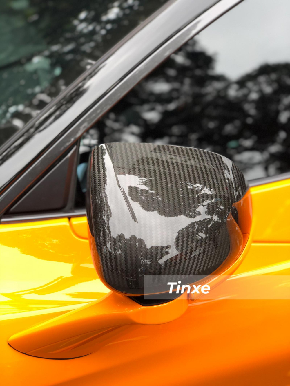 Ngo&agrave;i phần n&oacute;c c&ocirc;ng nghệ cao, McLaren 720S Spider ho&agrave;n to&agrave;n mới c&ograve;n được trang bị c&aacute;c cột kh&iacute; động lực học v&agrave; c&aacute;nh gi&oacute; đu&ocirc;i chủ động, c&oacute; thể tự động điều chỉnh t&ugrave;y thuộc v&agrave;o việc phần mui đ&oacute;ng hay mở. Tiếp đến l&agrave; bộ v&agrave;nh hợp kim si&ecirc;u nhẹ với đường k&iacute;nh 19 inch v&agrave; 20 inch với 4 cấu h&igrave;nh kh&aacute;c nhau để cho c&aacute;c kh&aacute;ch h&agrave;ng dễ d&agrave;ng lựa chọn. Mỗi bộ m&acirc;m xe sẽ c&oacute; c&aacute;ch phối m&agrave;u kh&aacute;c nhau.
