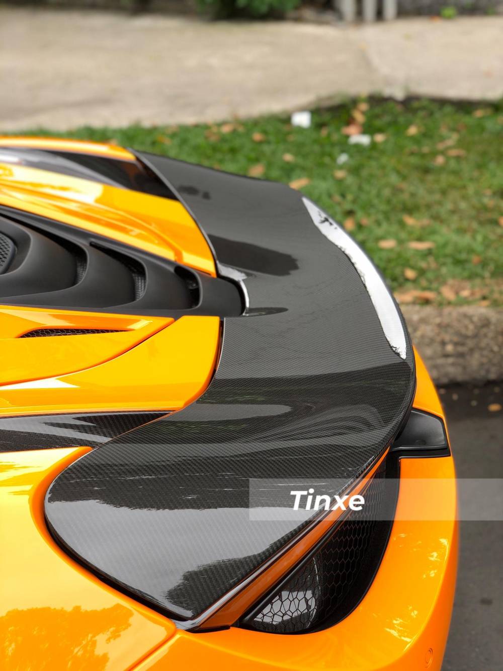  Hay điểm nhấn m&agrave; kh&ocirc;ng phải chiếc McLaren 720S Spider n&agrave;o tại Việt Nam cũng sở hữu đ&oacute; ch&iacute;nh l&agrave; c&aacute;nh gi&oacute; đu&ocirc;i carbon.    