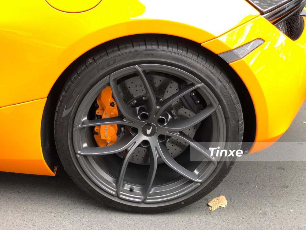 Tuy nhi&ecirc;n, trải nghiệm mở mui si&ecirc;u xe McLaren 720S Spider tại Việt Nam cho thấy thực tế c&ograve;n tốt hơn những g&igrave; h&atilde;ng si&ecirc;u xe Anh quốc đ&atilde; quảng c&aacute;o. Cụ thể, chiếc si&ecirc;u xe mui trần McLaren 720S Spider thứ 3 tại Việt Nam chỉ mất khoảng thời gian 8 gi&acirc;y để hạ mui xe xuống v&agrave; đ&oacute;ng mui l&agrave; 10 gi&acirc;y. Như vậy, thời gian trung b&igrave;nh cho việc đ&oacute;ng hoặc mở mui xe tr&ecirc;n si&ecirc;u xe mui trần McLaren 720S Spider khoảng 9 gi&acirc;y, nhanh hơn 2 gi&acirc;y so với h&atilde;ng xe McLaren đưa ra.
