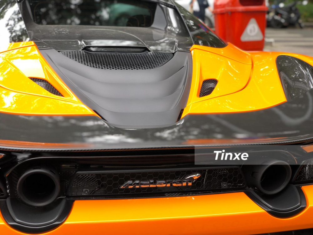 Hiện đ&acirc;y l&agrave; chiếc si&ecirc;u xe mui trần McLaren 720S Spider độc nhất v&ocirc; nhị tại Việt Nam sở hữu c&aacute;nh gi&oacute; đu&ocirc;i carbon rất c&aacute; t&iacute;nh v&agrave; lạ mắt. Chi tiết n&agrave;y tr&ecirc;n c&aacute;c si&ecirc;u xe McLaren 720S Spider c&ograve;n lại đang c&oacute; mặt tại dải đất h&igrave;nh chữ S được sơn c&ugrave;ng m&agrave;u với ngoại thất.