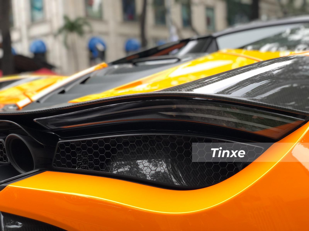 Điểm kh&aacute;c biệt dễ nhận ra nhất giữa McLaren 720S Spider so với bản McLaren 720S Coupe ch&iacute;nh l&agrave; việc phần mui xếp cứng bằng sợi carbon của si&ecirc;u xe mui trần n&agrave;y chỉ mất thời gian 11 gi&acirc;y để thực hiện thao t&aacute;c đ&oacute;ng hoặc mở mui xe. Phần mui xếp cứng của si&ecirc;u xe McLaren 720S Spider vẫn hoạt động tốt ngay cả khi xe lăn b&aacute;nh, tuy nhi&ecirc;n, h&atilde;ng McLaren y&ecirc;u cầu kh&aacute;ch h&agrave;ng phải đảm bảo tốc độ của xe dưới 50 km/h.