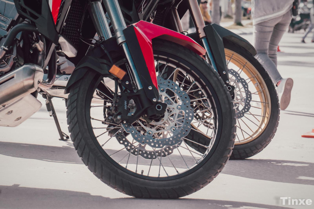 Xe được trang bị vành nan, đĩa đôi và phuộc ngược USD Xe được trang bị vành nan, đĩa đôi và phuộc ngược USD
