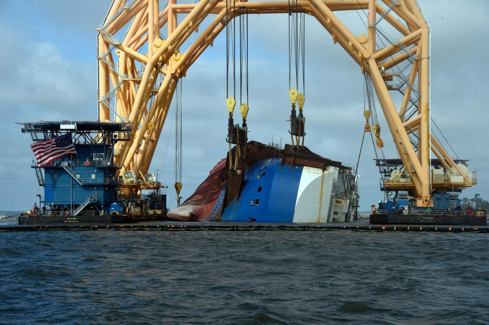 Công ty Gallagher Marine tiến hành cắt con tàu