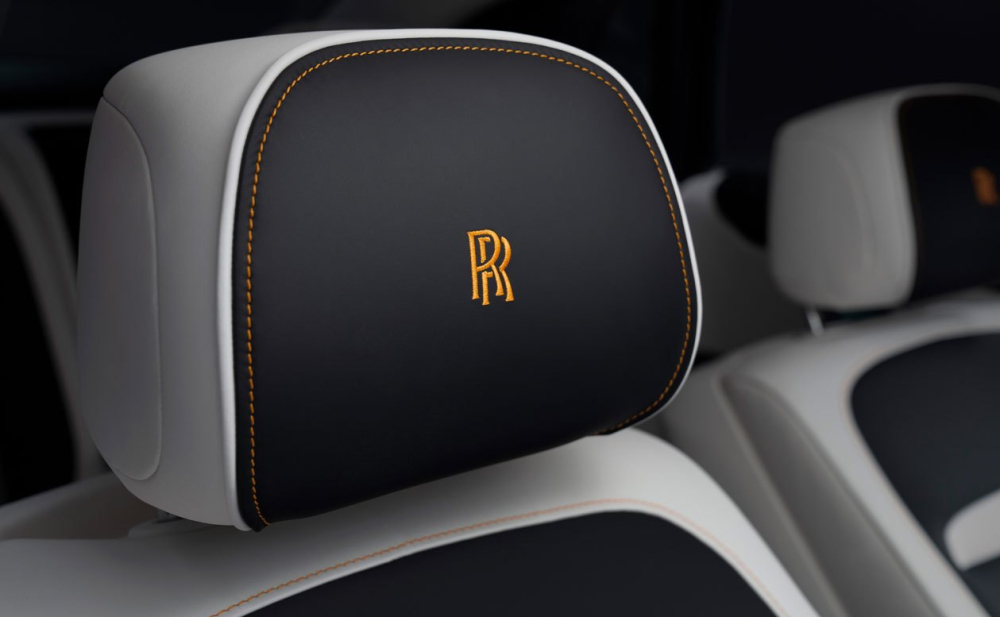 Logo Rolls-Royce th&ecirc;u tr&ecirc;n tựa đầu ghế