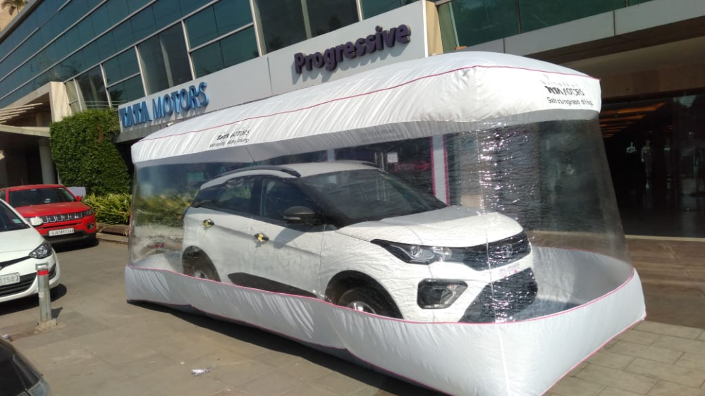 Một chiếc ô tô Tata nằm trong Safety Bubble để giao cho khách Một chiếc ô tô Tata nằm trong Safety Bubble để giao cho khách