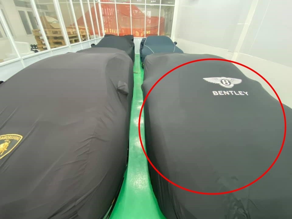 Chiếc si&ecirc;u xe Ferrari được doanh nh&acirc;n Ho&agrave;ng Kim Kh&aacute;nh tr&ugrave;m bạt Bentley