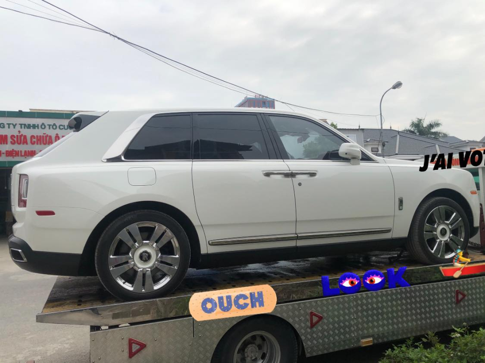 Chiếc SUV siêu sang Rolls-Royce Cullinan cùng vào nam với Ferrari 458 Spider