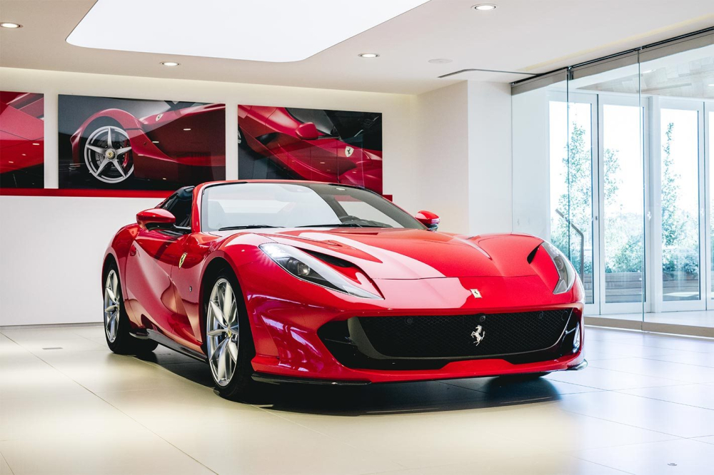 Vẻ đẹp của siêu xe mui trần Ferrari 812 GTS khi nhìn từ đầu xe