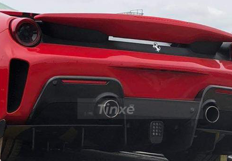 Trước đ&oacute;, chiếc Ferrari 488 Pista Spider bị bắt gặp nằm tr&ecirc;n xe cứu hộ