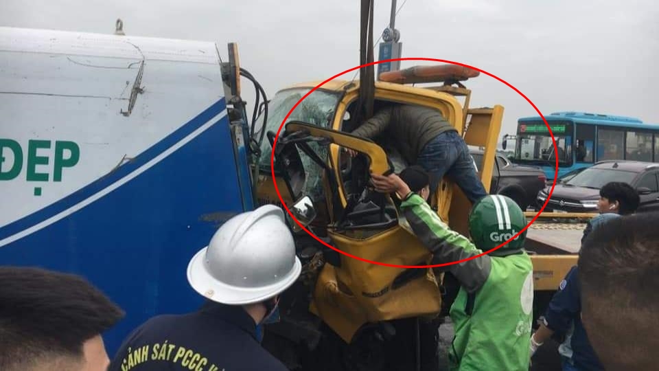 Người dân cùng lực lượng chức năng giải cứu lái xe cứu hộ mắc kẹt trong khoang lái Người dân cùng lực lượng chức năng giải cứu lái xe cứu hộ mắc kẹt trong khoang lái