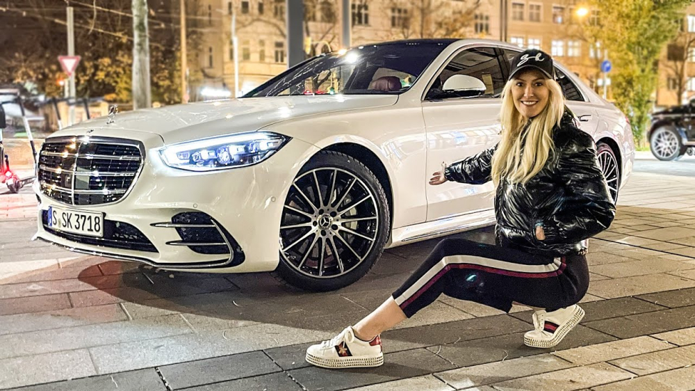 Supercar Blondie chụp ảnh bên chiếc Mercedes-Benz S-Class 2021 Supercar Blondie chụp ảnh bên chiếc Mercedes-Benz S-Class 2021