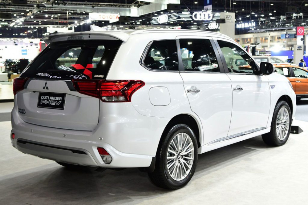 Mitsubishi Outlander PHEV 2021 d&ugrave;ng v&agrave;nh 18 inch đa chấu ri&ecirc;ng