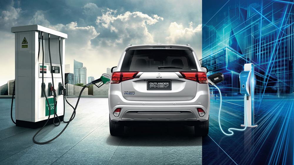 Mitsubishi Outlander PHEV 2021 được trang bị 1 động cơ xăng v&agrave; 2 m&ocirc;-tơ điện