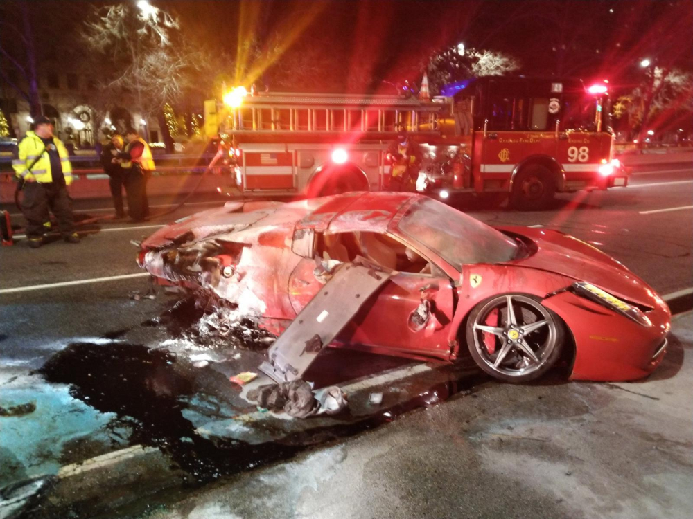 Si&ecirc;u xe Ferrari bị hư hỏng nặng sau vụ tai nạn