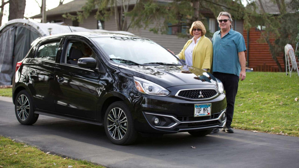 Janice v&agrave; Jerry Huot b&ecirc;n chiếc Mitsubishi Mirage 2020 mới tinh