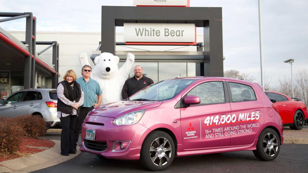 Janice v&agrave; Jerry Huot với chiếc Mitsubishi Mirage 2014 chạy tr&ecirc;n 414.000 dặm trong 6 năm