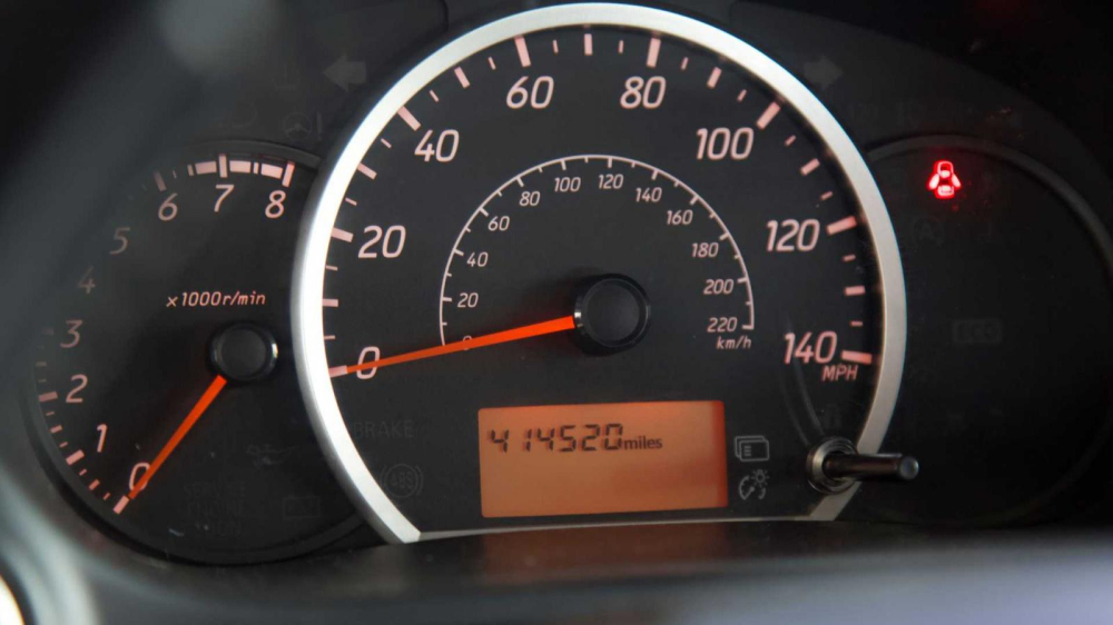 Đồng hồ trong xe ghi nhận con số 414.520 dặm (667,105 km)