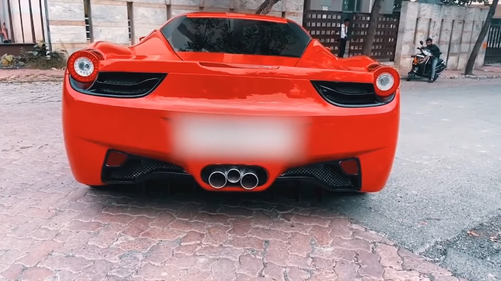Chiếc Ferrari 458 Italia tự chế nhìn đằng sau Chiếc Ferrari 458 Italia tự chế nhìn đằng sau