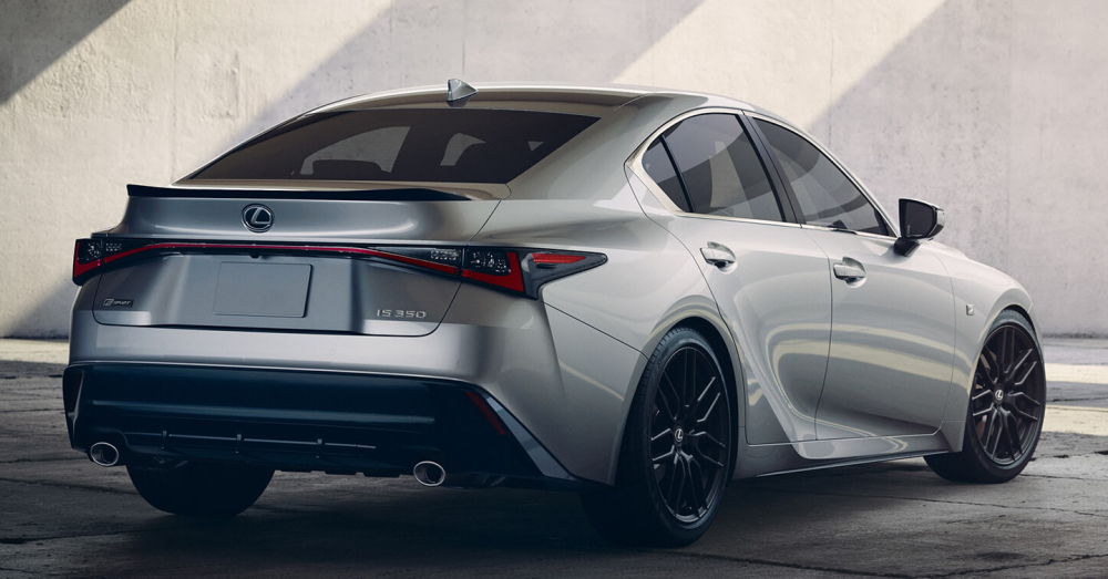 Đ&egrave;n hậu của Lexus IS 2021 cũng đ&atilde; được cải tiến