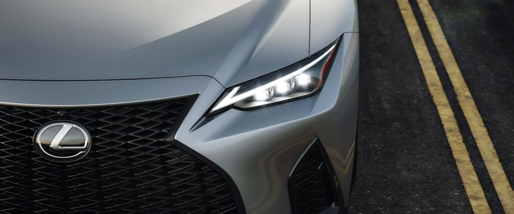 Đ&egrave;n pha LED với 3 bi cầu của Lexus IS 2021