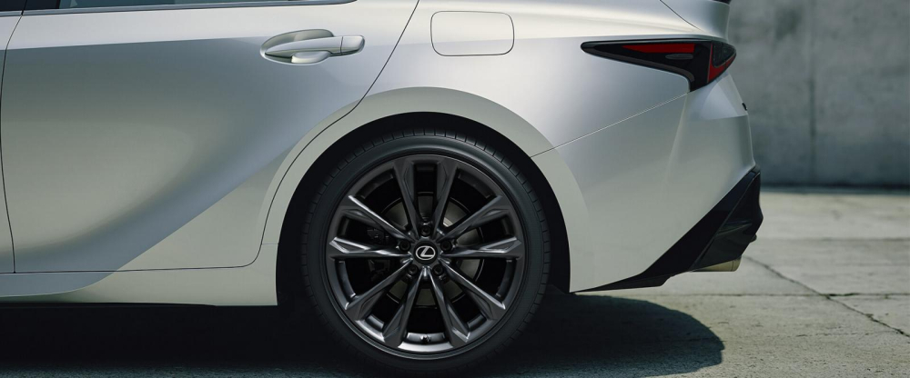 V&agrave;nh hợp kim 5 chấu k&eacute;p của Lexus IS 2021 bản F Sport