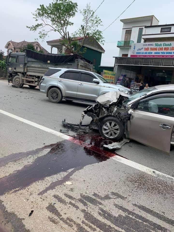 Chiếc ô tô Toyota Vios bị hư hỏng nặng sau tai nạn Chiếc ô tô Toyota Vios bị hư hỏng nặng sau tai nạn