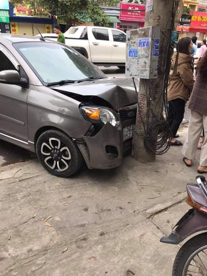 Chiếc Kia Morning bị hư hỏng cả đầu xe lẫn đuôi xe Chiếc Kia Morning bị hư hỏng cả đầu xe lẫn đuôi xe