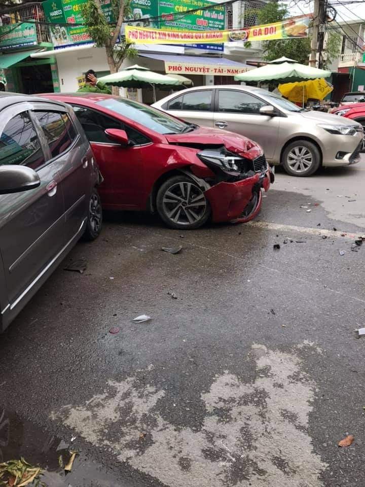 Chiếc ô tô Kia Cerato bị vỡ phần đầu xe Chiếc ô tô Kia Cerato bị vỡ phần đầu xe