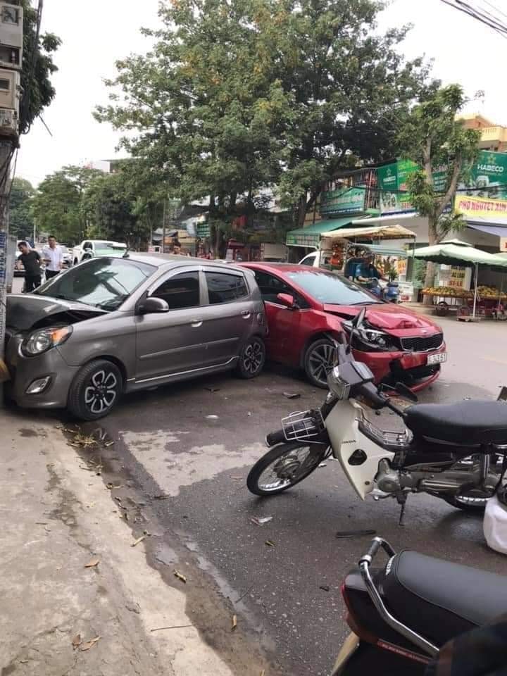 Hiện trường vụ tai nạn liên hoàn tại Thanh Hóa Hiện trường vụ tai nạn liên hoàn tại Thanh Hóa
