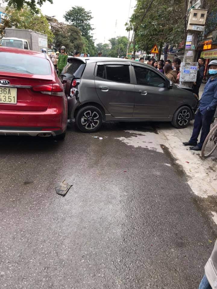 Chiếc Kia Morning bị hư hỏng cả đầu xe lẫn đuôi xe Chiếc Kia Morning bị hư hỏng cả đầu xe lẫn đuôi xe