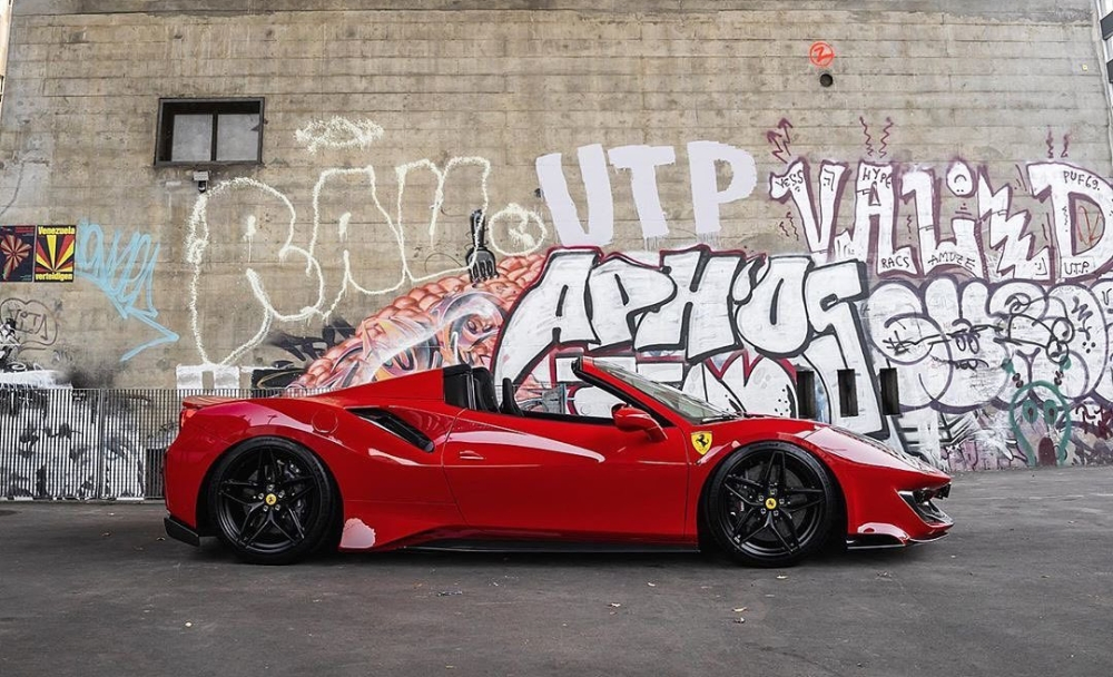 Vẻ đẹp Ferrari 488 Pista Spider c&oacute; m&agrave;u sơn v&agrave; sọc đen y hệt si&ecirc;u xe của doanh nh&acirc;n quận 12