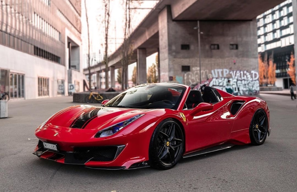 Chiếc Ferrari 488 Pista Spider n&agrave;y c&oacute; m&agrave;u sơn đỏ kết hợp c&ugrave;ng sọc đen