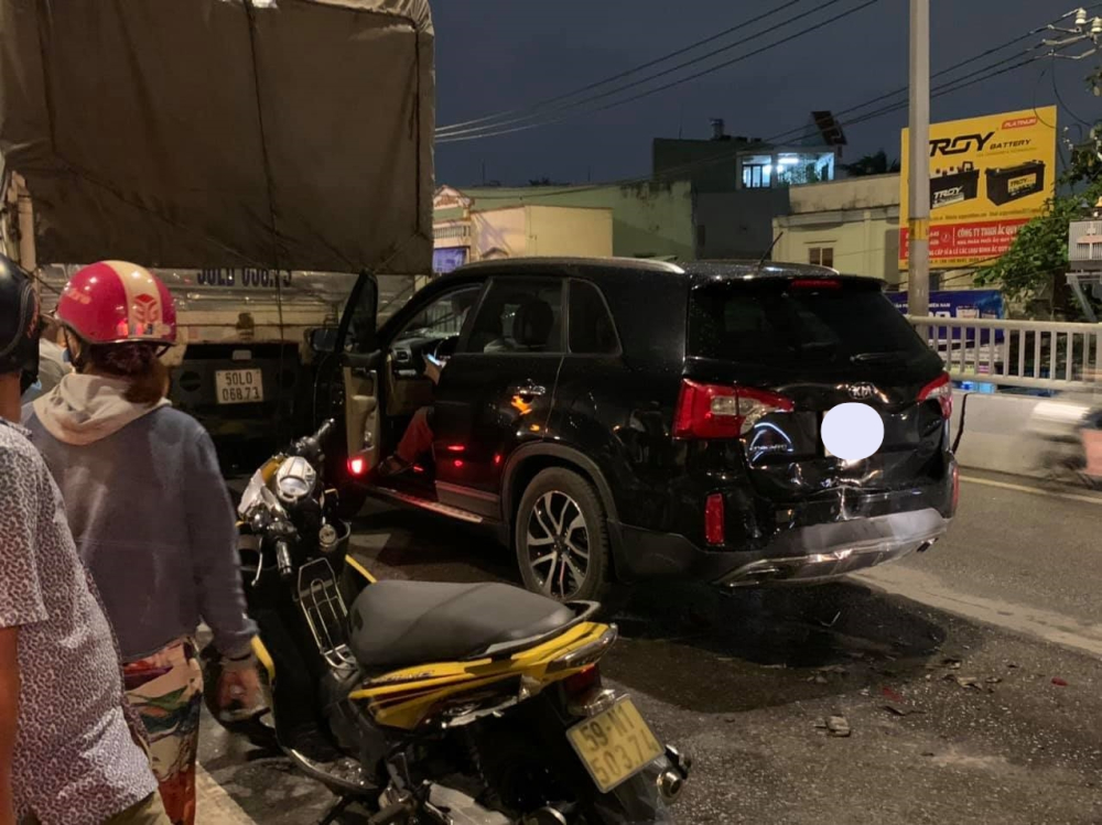 Chiếc xe Kia Sorento đang leo l&ecirc;n cầu An Sương th&igrave; t&agrave;i xế cho xe giảm tốc độ đột ngột để tr&aacute;nh ngại vật
