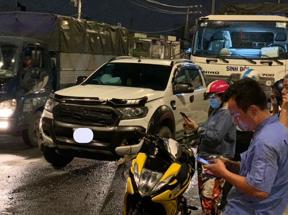 Ngay sau đ&oacute;, một đo&agrave;n xe ph&iacute;a sau kh&ocirc;ng giữ khoảng c&aacute;ch an to&agrave;n đ&atilde; t&ocirc;ng d&acirc;y chuyền v&agrave;o nhau. Chạy ngay ph&iacute;a sau chiếc xe Kia 7 chỗ ngồi l&agrave; Ford Ranger