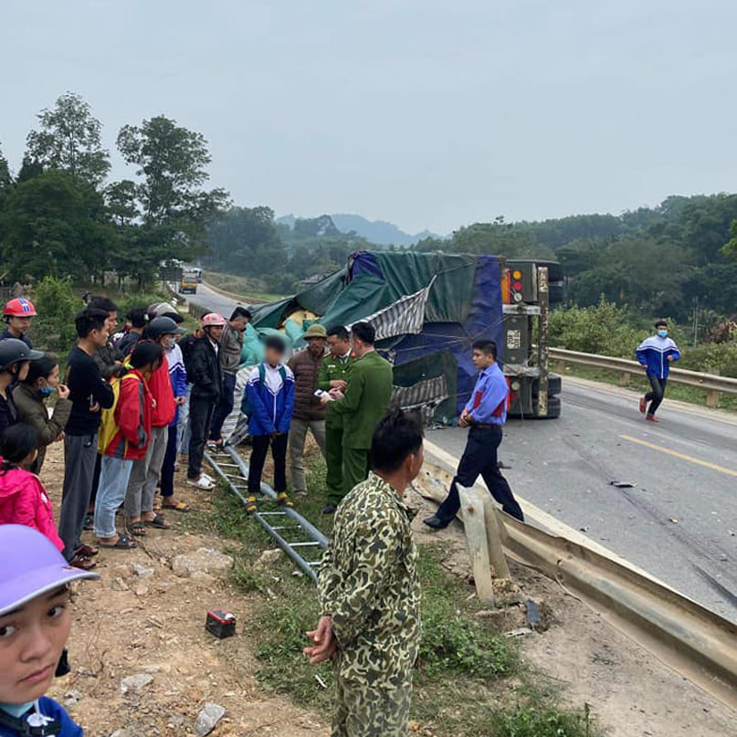Đáng tiếc là chiêc xe đầu kéo lại bị lật nghiêng, đè trúng một người ngồi bên đường khiến người này tử vong