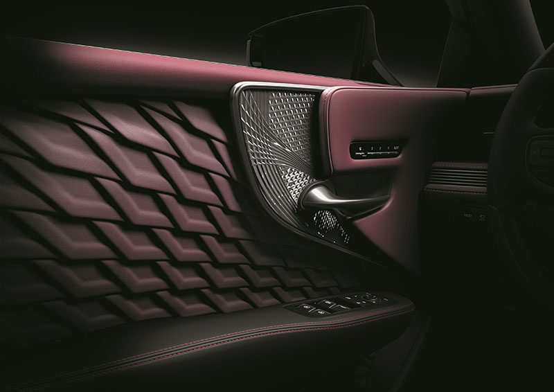 Chi tiết bằng kính Kiriko Cut Glass trong Lexus LS 2021