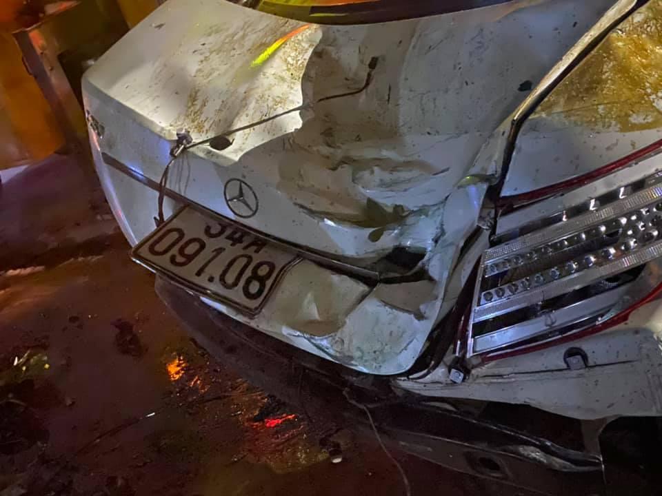 Chiếc ô tô Mercedes-Benz bị hư hỏng nặng sau vụ tai nạn Chiếc ô tô Mercedes-Benz bị hư hỏng nặng sau vụ tai nạn