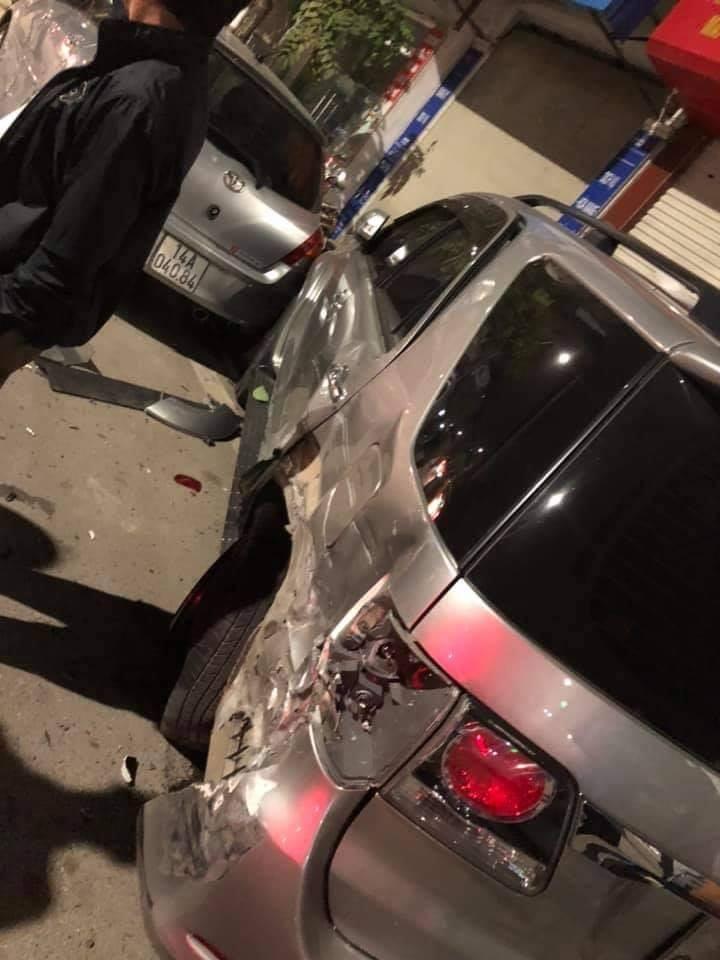 Chiếc Toyota Fortuner bị hư hỏng đ&aacute;ng kể sau vụ tai nạn