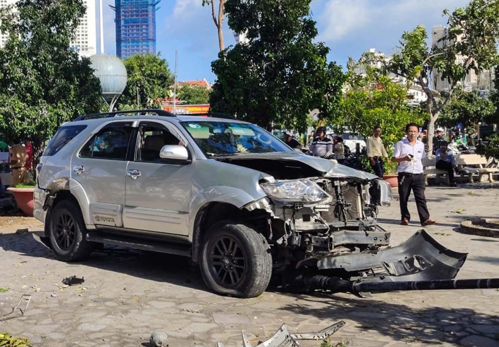 Phần đầu xe Toyota Fortuner hư hỏng nghi&ecirc;m trọng