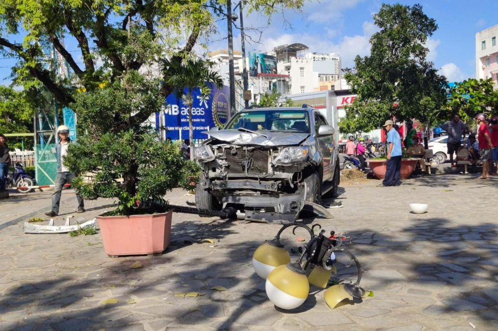 Hiện trường vụ va chạm với xe m&aacute;y khiến Toyota Fortuner t&ocirc;ng ghế đ&aacute;, lao thẳng v&agrave;o s&acirc;n Nh&agrave; thờ N&uacute;i