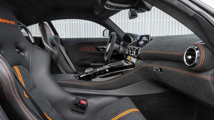 C&ograve;n đ&acirc;y l&agrave; nội thất của si&ecirc;u xe Mercedes-AMG GT Black Series 