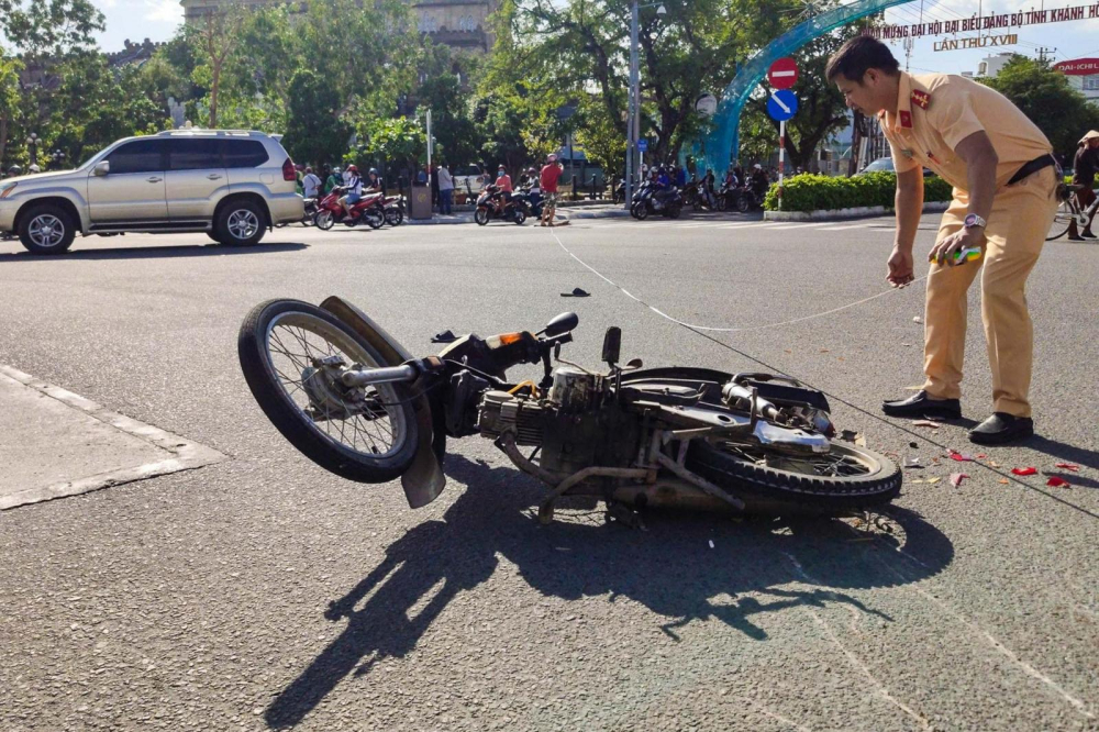 Vụ tai nạn l&agrave;m 2 người đi tr&ecirc;n xe m&aacute;y bị thương