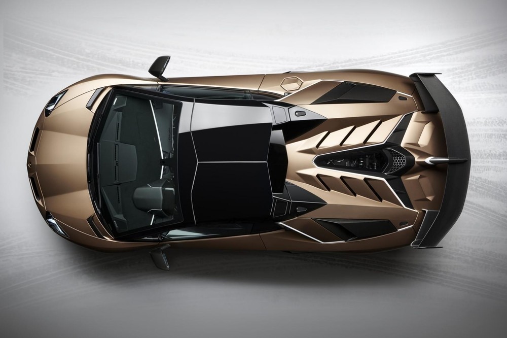 Phần mui xe 2 phần riêng biệt bằng carbon của Lamborghini Aventador SVJ mui trần nhìn từ trên cao Phần mui xe 2 phần riêng biệt bằng carbon của Lamborghini Aventador SVJ mui trần nhìn từ trên cao