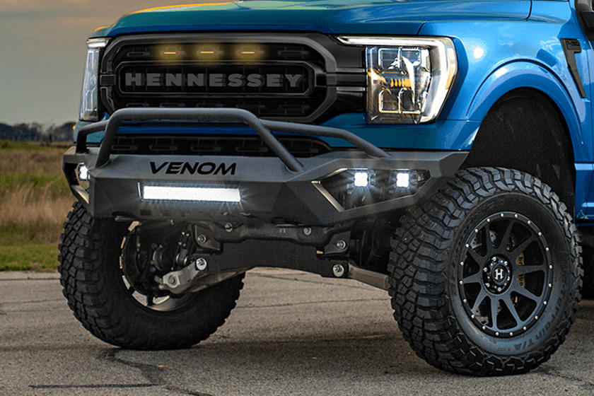 Lưới tản nhiệt xe c&oacute; mang h&agrave;ng chữ Hennessey