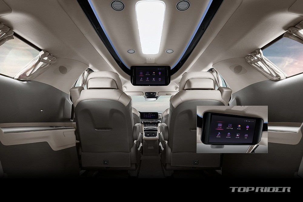 2 ghế độc lập ở giữa với màn hình giải trí 21,5 inch của Kia Sedona Hi Limousine 2021