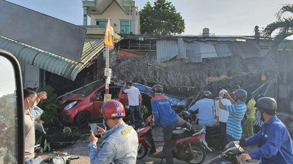 Vụ tai nạn làm một người phụ nữ bán cà phê bị thương Vụ tai nạn làm một người phụ nữ bán cà phê bị thương