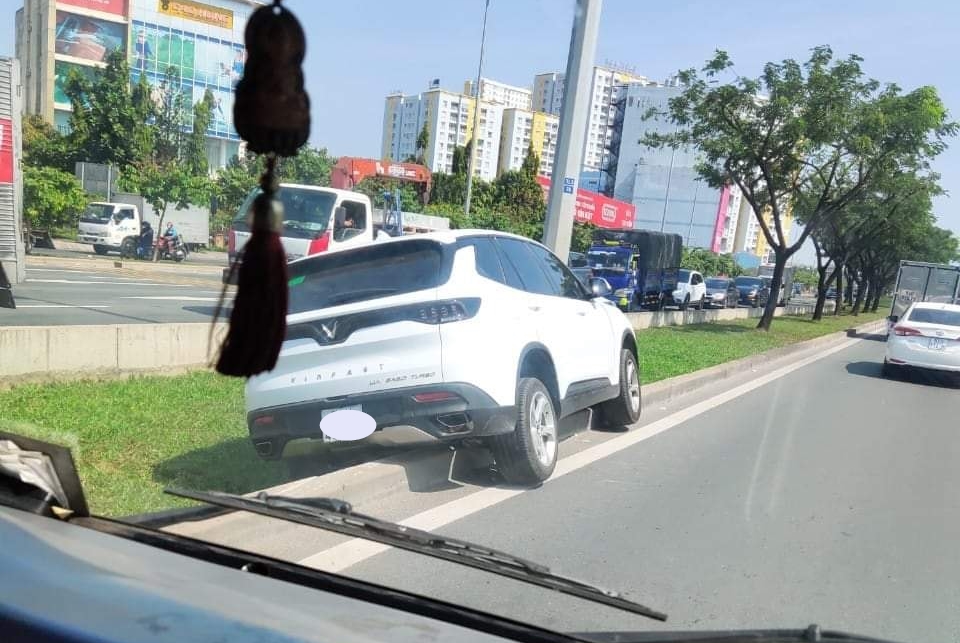 Chiếc SUV VinFast LUX SA2.0 leo l&ecirc;n dải ph&acirc;n c&aacute;ch tại đại lộ V&otilde; Văn Kiệt