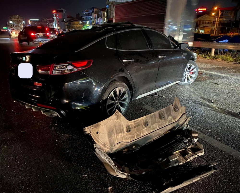 Dàn áo chiếc xe Kia Optima văng ra khỏi xe Dàn áo chiếc xe Kia Optima văng ra khỏi xe