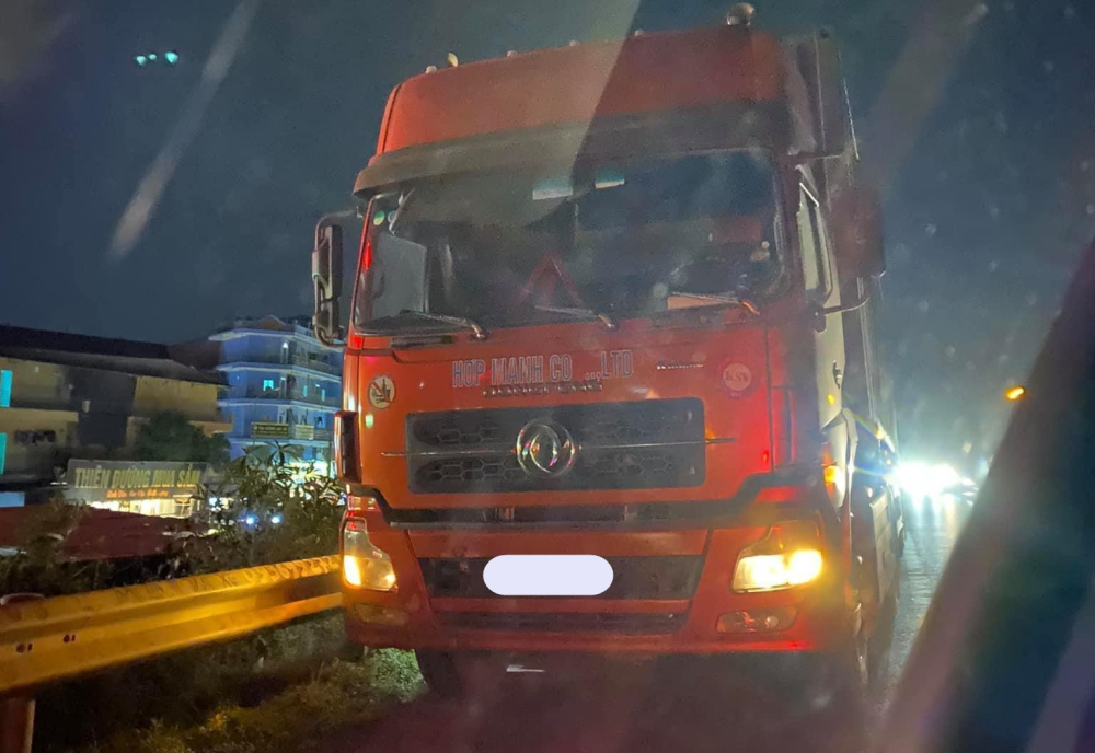 Cách đó không xa là chiếc xe container Cách đó không xa là chiếc xe container
